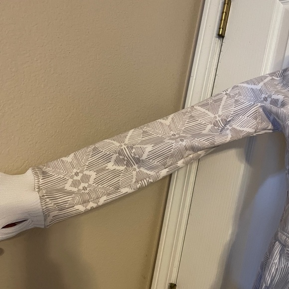 Billabong White Gray Aztec Print Coat Sz‎ Small Mid Weight Thumb Holes - Picture 4 of 5